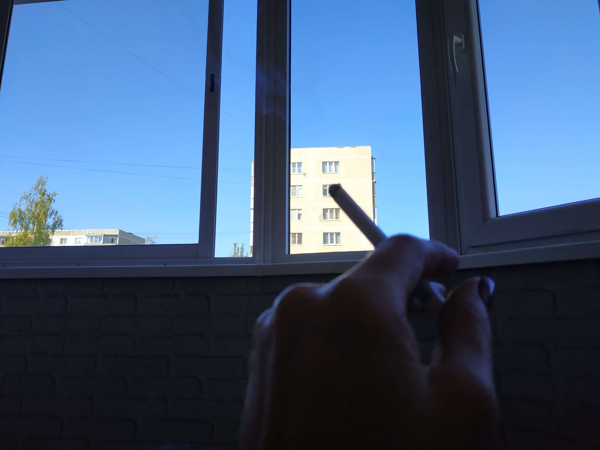 Вышла покурить на балкон. Курит на балконе. Сигарета на балконе. Курение на балконе. Балкон курильщика.